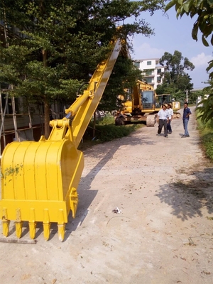 สิ่งที่แนบมากับรถขุด Komatsu ระยะไกลพร้อมถังและกระบอกสูบ